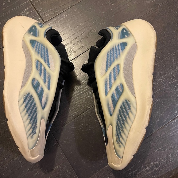 Adidas Yeezy 700 V3 Kyanite Blue US 12 Mens sneaker  GY0260 - Picture 4 of 8